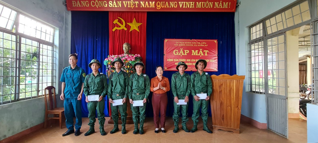 gặp mặt các tân binh xã Hiếu chuẩn bị lên đường nhập ngũ