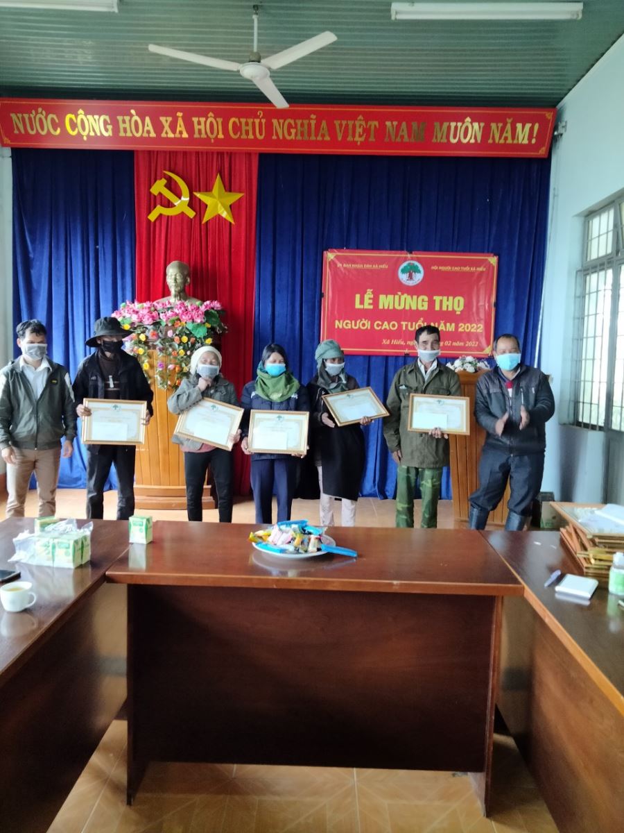 Tặng quà cho hội người cao tuổi trên địa bàn xã