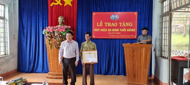 Lễ trao tặng huy hiệu 50 năm tuổi đảng cho đồng chí A Giống