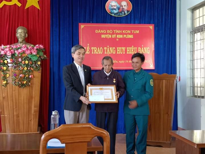 Lễ trao tặng huy hiệu 60 năm tuổi đảng cho đồng chí A Xăng