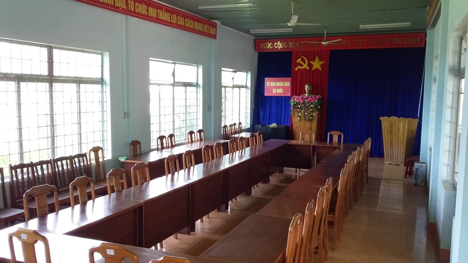Hội trường UBND xã Hiếu.