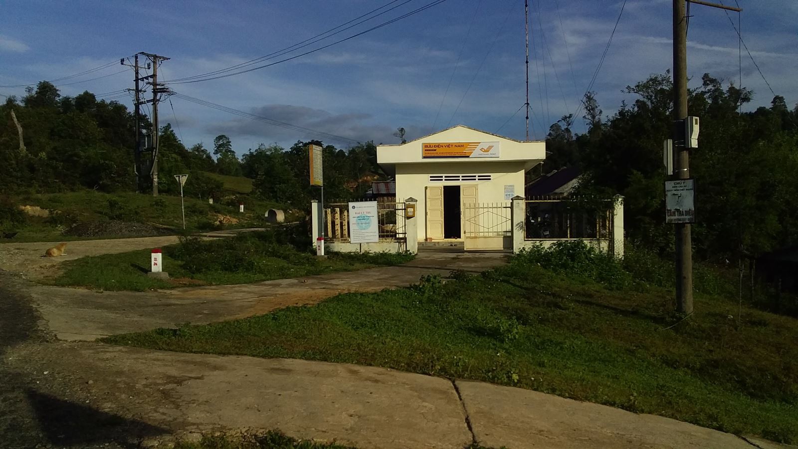 Bưu điện xã Hiếu, thôn Đắk Lom