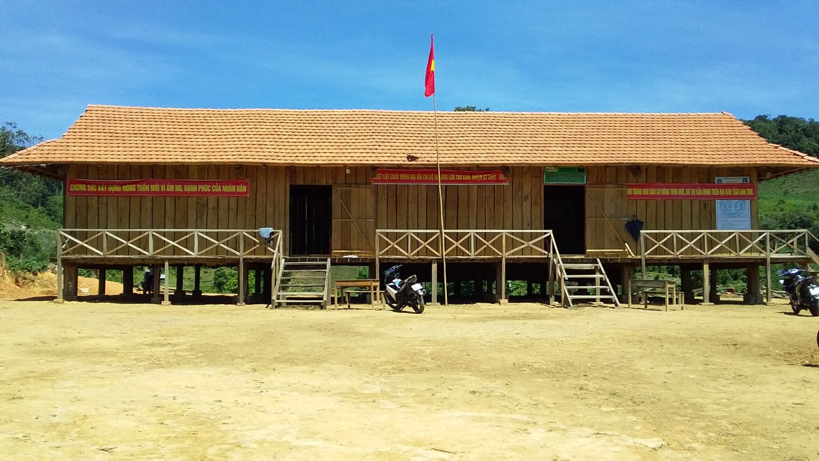 Nhà văn hóa thôn Vi Glơng