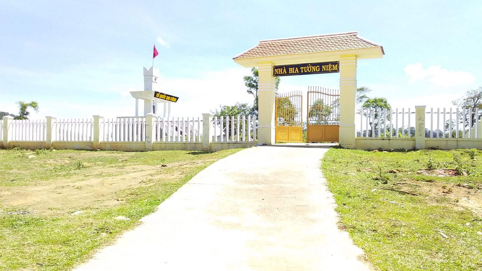 Khuôn viên nhà bia tưởng niệm các Anh hùng liệt sĩ xã Hiếu