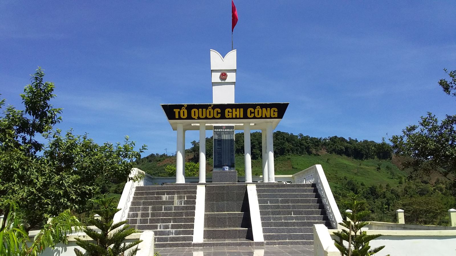 Bia tưởng niệm Các Anh hùng liệt sĩ xã Hiếu, tại thôn Vi Glơng