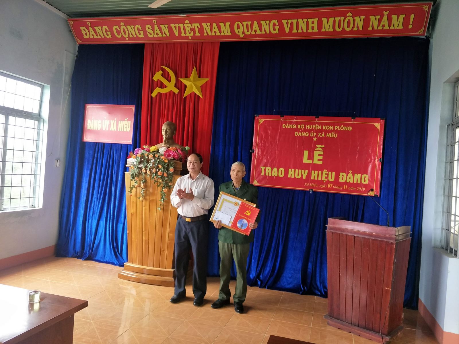 Lễ trao huy hiệu 45 năm tuổi Đảng cho Đ/c Đinh Văn Rinh.
