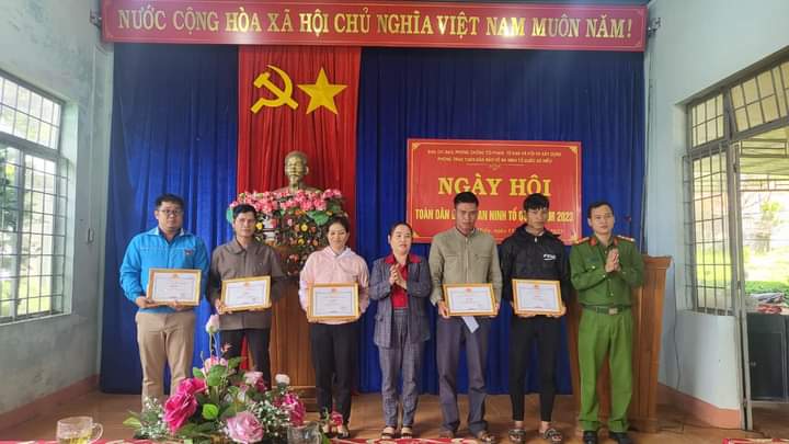 Tham dự và chỉ đạo Ngày hội, đồng chí Võ Thị Mỹ Thu – Huyện ủy viên, Bí thư Đảng ủy xã Hiếu biểu dương, ghi nhận những kết quả mà xã Hiếu đã đạt được trong công tác bảo vệ ANTQ thời gian qua; Đồng chí đề nghị trong thời gian tới, Ban chỉ đạo PCTP, TNXH và xây dựng phong trào toàn dân bảo vệ ANTQ tiếp tục phát huy vai trò, trách nhiệm, tăng cường và đổi mới công tác tuyên truyền, vận động người dân tham gia phòng, chống tội phạm, chú trọng tại các địa bàn trọng điểm, phức tạp; tăng cường công tác phối hợp giữa các lực lượng vũ trang, Mặt trận Tổ quốc, các ban, ngành, đoàn thể, tổ chức chính trị - xã hội trong công tác xây dựng phong trào toàn dân bảo vệ ANTQ; kịp thời biểu dương, khen thưởng gương người tốt, việc tốt, những kinh nghiệm, mô hình hay trong xây dựng phong trào toàn dân bảo vệ ANTQ…      Nhân dịp này, Ban chỉ đạo cũng đã biểu dương các điển hình tiên tiến, Khen thưởng cho 05 cá nhân vì đã có thành tích xuất sắc trong phong trào “Toàn dân bảo vệ an ninh Tổ quốc” 